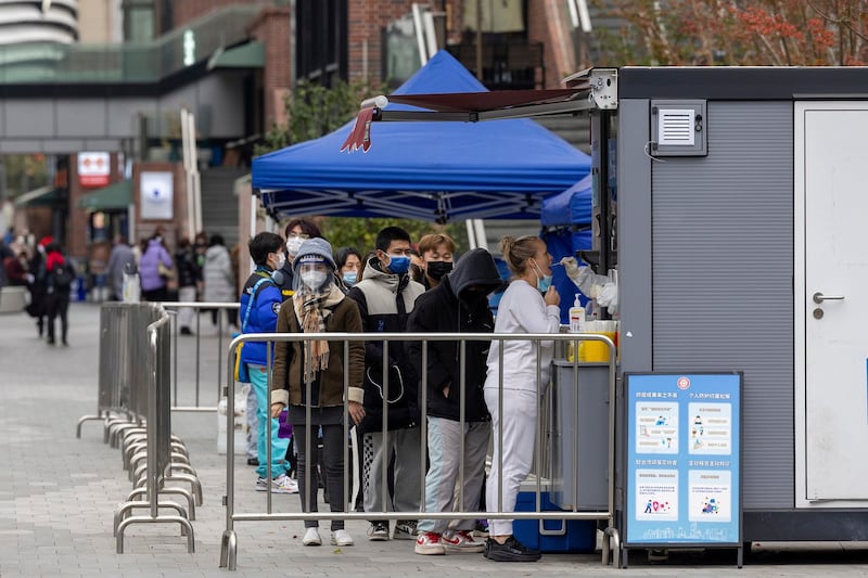 上海民众2022年12月16日排队检测核酸(美联社)