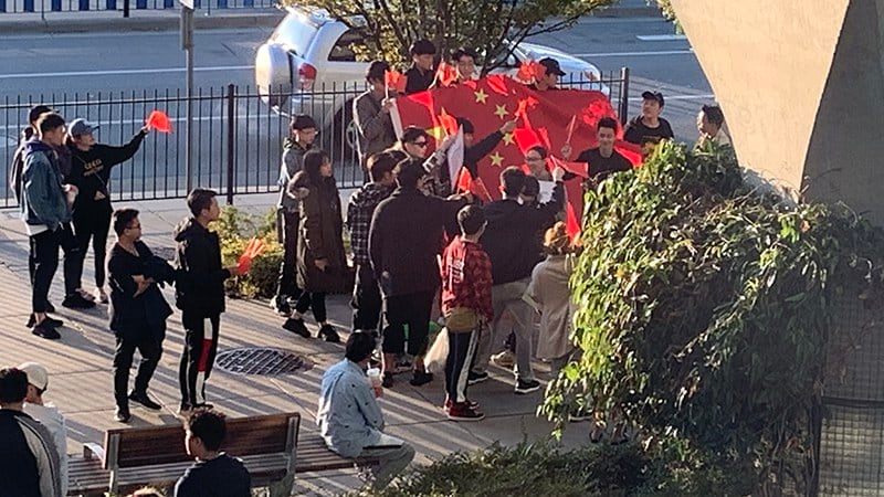 有支持中国人士举国旗踩场(记者柳飞摄影)