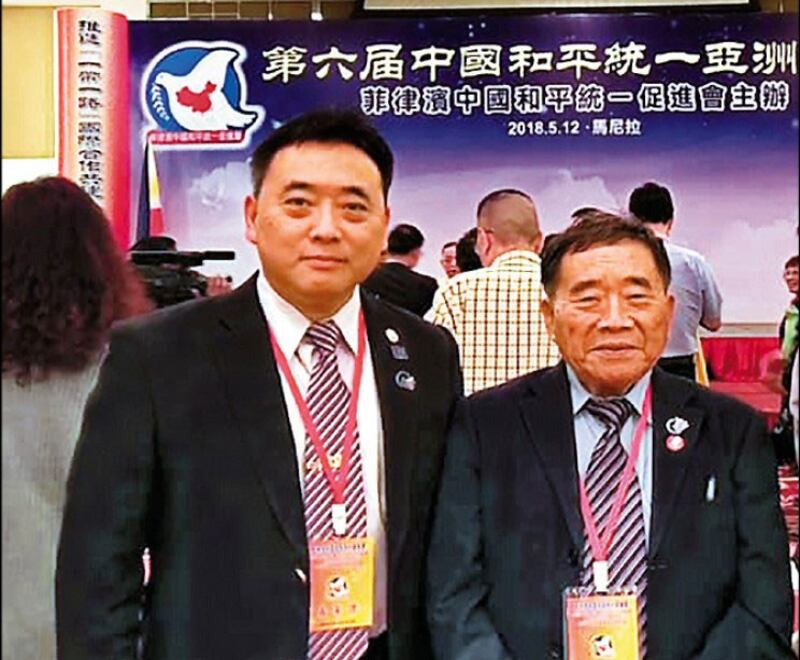 资料图片:工党主席郑昭明与儿子郑智文涉为中国发展组织,允诺一旦中共犯台,将“不会抵抗”,还签下了协议书。(郑智文脸书)