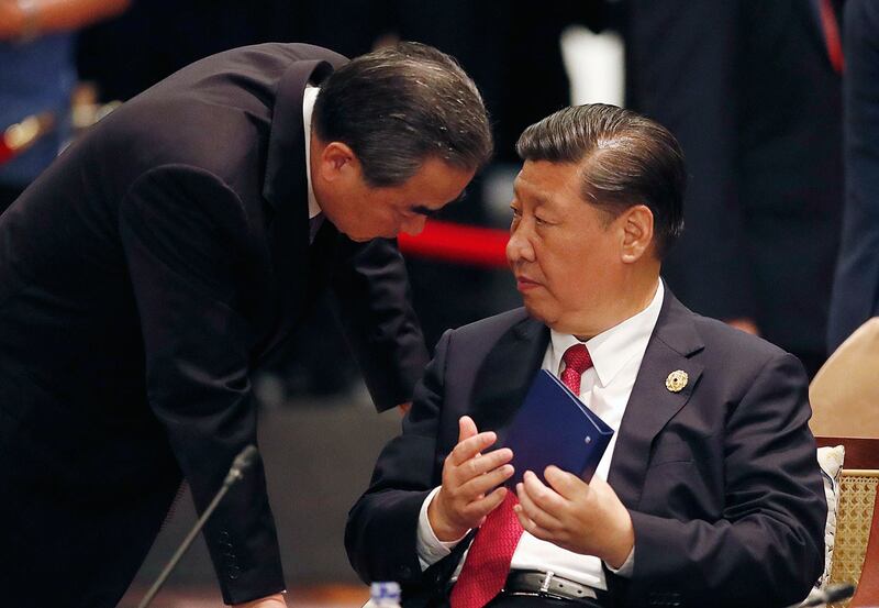 2017年11月10日,习近平与王毅在亚太经合组织领导人与东盟领导人对话会上。(AP)