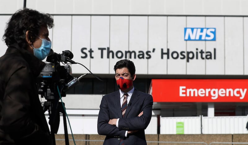 图为,2020年4月7日,英国首相鲍里斯·约翰逊(Boris Johnson)的冠状病毒症状恶化后,他被送往重症监护室,媒体守候在伦敦市中心的圣托马斯医院外。(美联社)