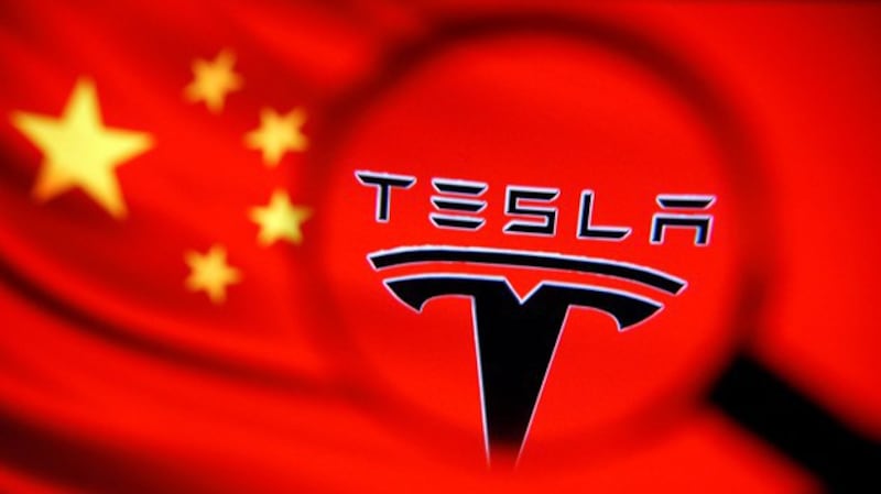 舆论围剿下被迫就范? 特斯拉在中国设立数据中心(路透社资料图)