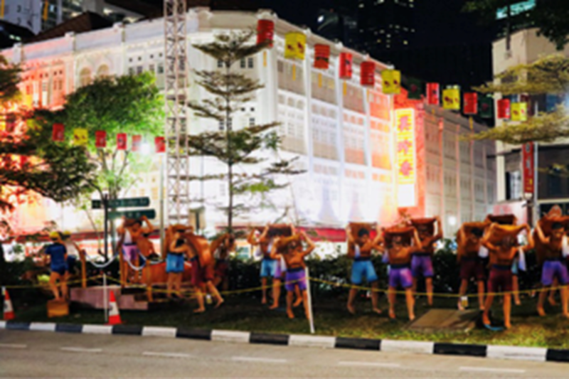 牛车水余东旋街的华工苦力造型装置(宋家瑜拍摄)