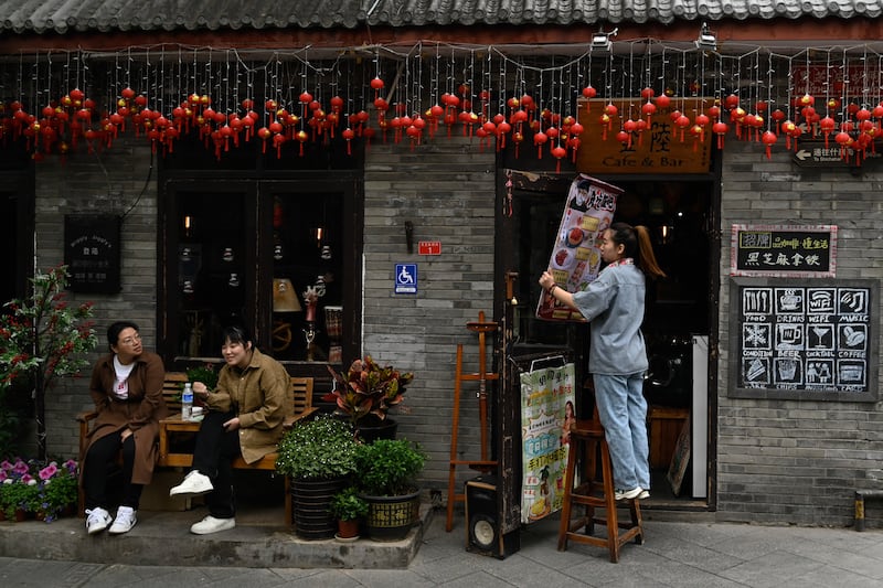 2024年4月28日，几名女子坐在北京一家餐厅外。