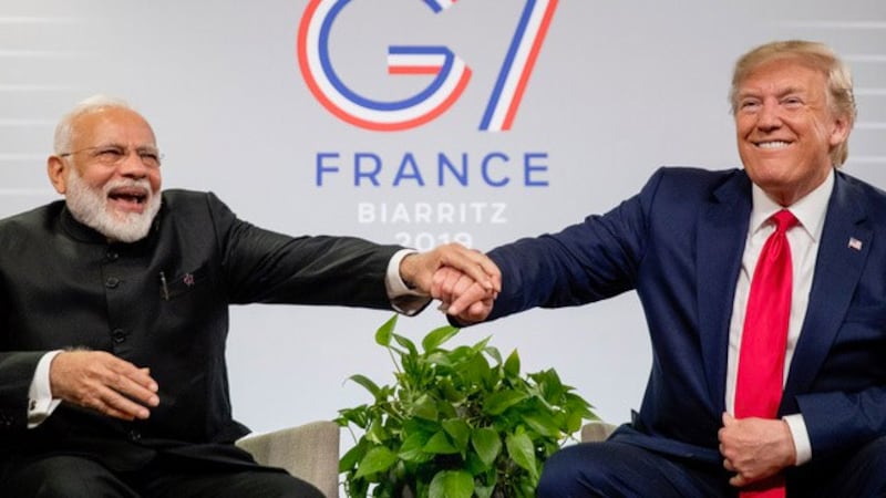 特朗普是否连任,也可能影响莫迪看待印太战略的态度。图为特朗普和莫迪在2019年于法国举行的七国峰会见面。(美联社)