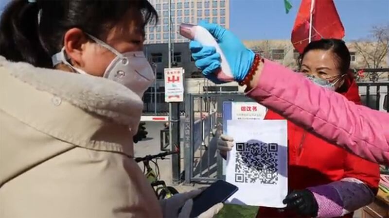 新型冠状病毒肺炎持续扩散,在疫情最严峻的武汉市,当局进一步加强公共场所疫情防控工作,市民出入公共场所必须扫二维码(QR Code)登记。(视频截图/路透社)