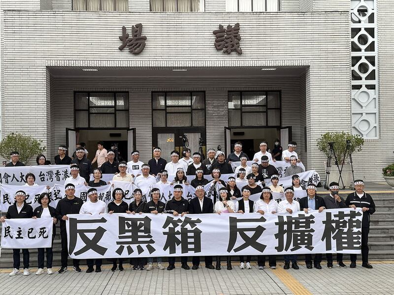 民进党立法院党团立委拉横幅“反黑箱、反扩权”,头绑“民主已死”白头巾抗议。(记者 黄春梅摄)