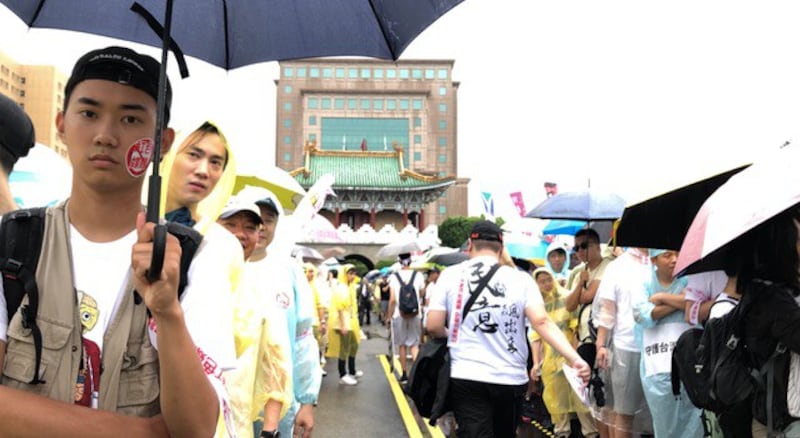 台湾“反红色媒体”总统府前集会。(记者夏小华摄)