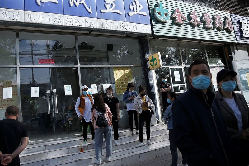 北京郊区,求职者在招聘机构外等候。(路透社)