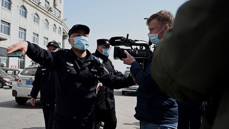 2021年3月19日,辽宁省丹东市中级人民法院法庭内对被羁押两年多的斯帕弗进行审讯。(法新社)