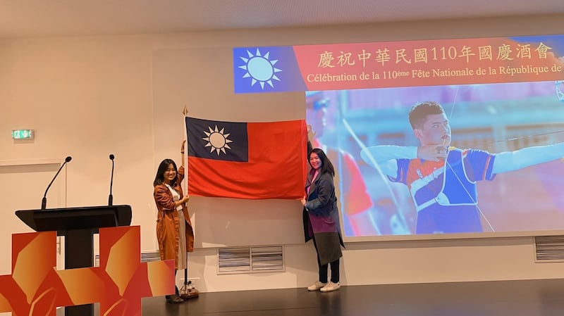 旅法侨胞自备国旗在会场舞台合影。(蔡凌提供)