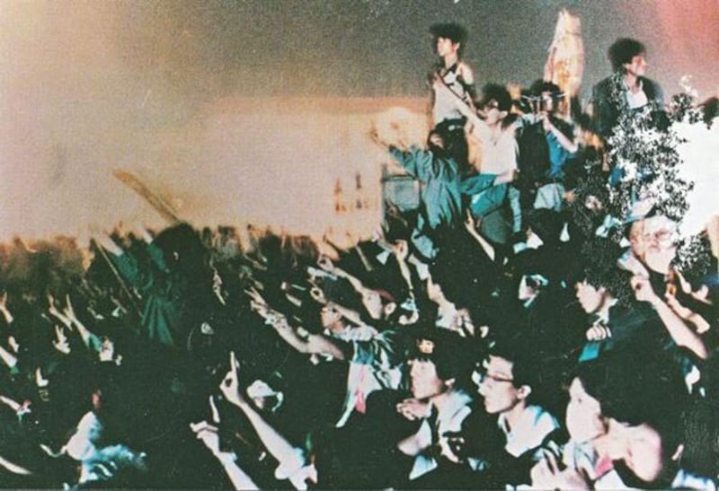 1989年6月4日凌晨四点,大学生们在北京人民英雄纪念碑下高唱国际歌。(六四档案图)