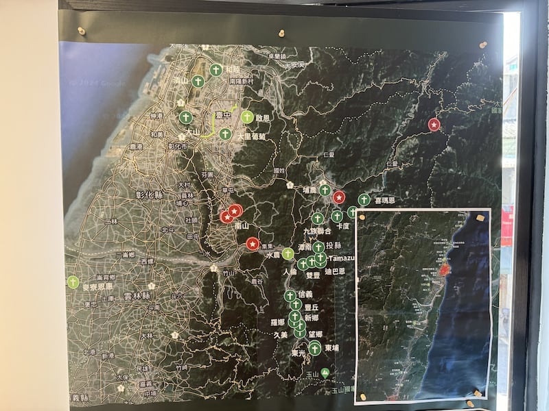 谢易宏说明，如何根据在地情境制定安全地图，规划应对战争不同的危险与威胁。(记者 黄春梅摄)