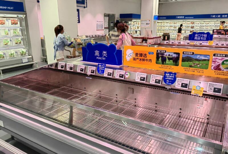 成都一超市货架上的食品被顾客抢购一空。(微博图片)