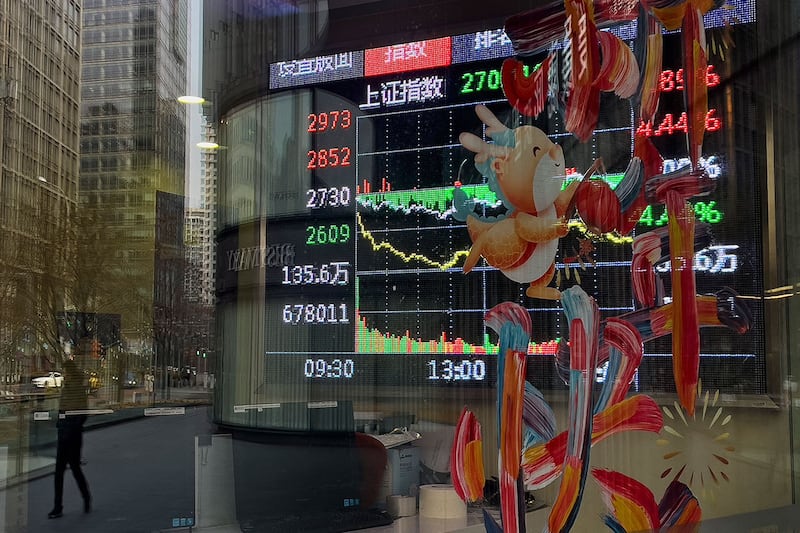 2024年2月5日，北京一家证券经纪公司外的电子板上显示的上海股票交易指数。中国股市在政府祭出多项刺激政策以及"国家队"出手救市后，本周二有所反弹。（美联社）