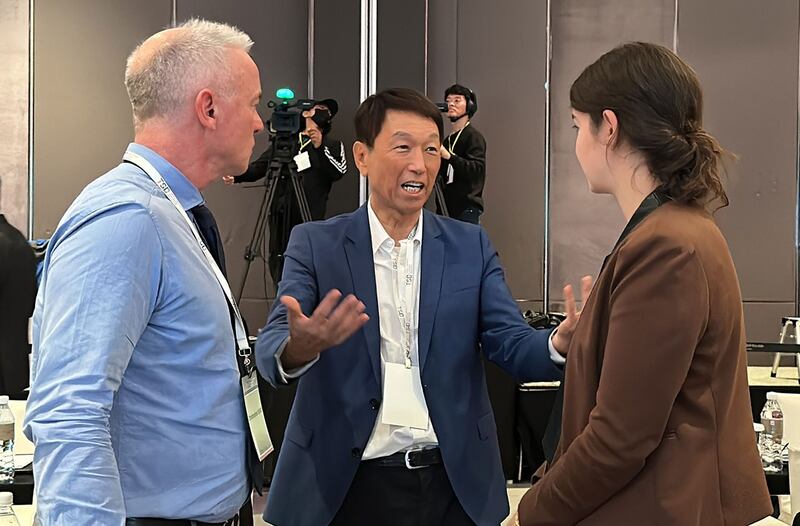 台湾前参谋总长李喜明上将(中)8日出席 “2023台北安全对话”。(记者夏小华摄)