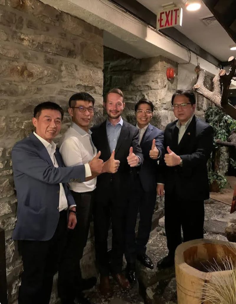 加拿大众议员古柏(Michael Cooper,中间者)欢迎台湾立委访加,称本届会期将再度提出“加台关系架构法”。 (驻加拿大台北经济文化代表处提供)