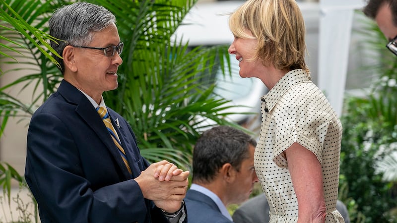 美国驻联合国大使克拉夫特(Kelly Craft)2020年9月16日和台湾驻纽约的台北经济文化办事处处长李光章(左)共进午餐。(美联社)