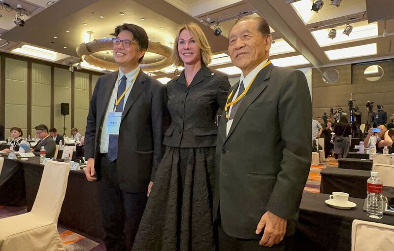 台湾陆委会主委邱垂正(左)、特朗普时期的前美国驻联合国大使克拉夫特(中)、国防安全研究院董事长霍守业(右)。(记者夏小华摄)