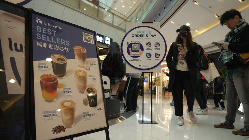 中國味濃的「瑞幸咖啡」在香港的定價貴中國大陸一倍。（衛斯攝）