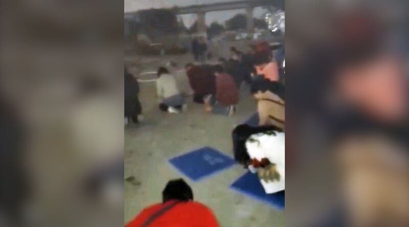 数十位信徒在强拆现场跪地祷告。(视频截图/记者乔龙) 