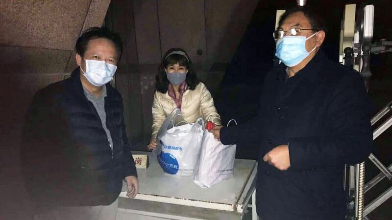 荆门台商协会简会长9日深夜成功将血友病的针剂交到病童母亲手中。(海基会提供)