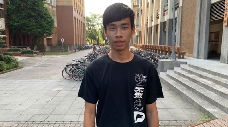 台湾大学学生会会长凃峻清7日说明,陆客毁损连侬墙经过。(记者 黄春梅摄)