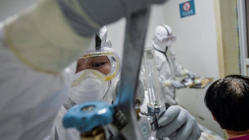 巴黎大学教授菲利普认为,中国官方的谎言近乎无德可耻,将其自身的错误无能和应负的责任,推卸给意大利这个因为中国销毁病毒样本,监禁武汉的医生,延迟了让世界了解疫情的真相,并寻求解决之道的宝贵时间。图为,正在工作的武汉一所医院的医护人员 。(路透社)