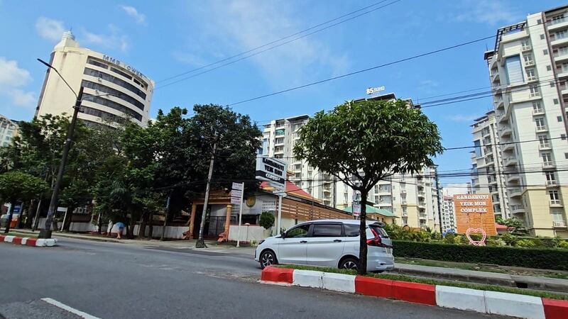 ရန်ကုန်မြို့ အထက်ပန်းဆိုးတန်းလမ်းရှိ MMB Tower အဆောက်အအုံ (ဝဲဘက်အစွန်) ကို ၂၀၂၃ ဩဂုတ်လ ၃၀ ရက်နေ့က တွေ့ရစဉ်။ (Photo: RFA)