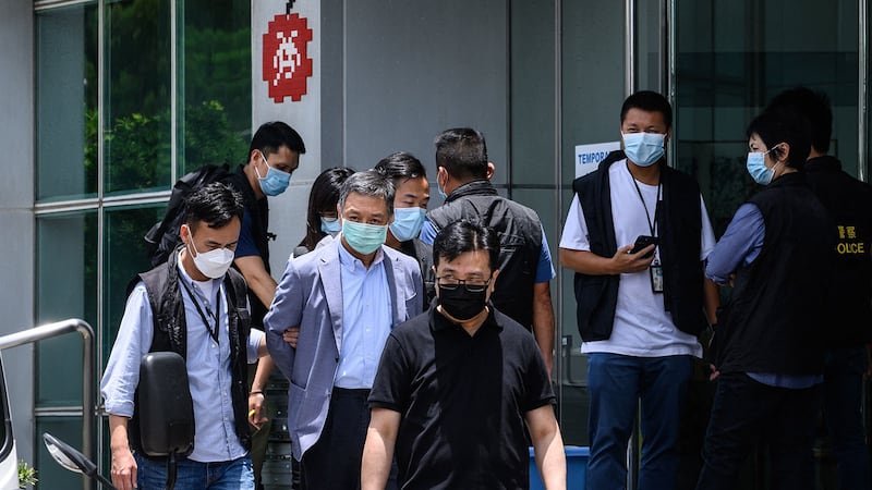 2021 年 6 月 17 日,警方早上6点左右到《苹果日报》及壹传媒集团的高层住所进行搜查,并陆续逮捕壹传媒集团首席执行官张剑虹、营运总裁周达权(图左二)、《苹果日报》总编辑罗伟光、副社长陈沛敏及执行总编辑张志伟。(法新社)