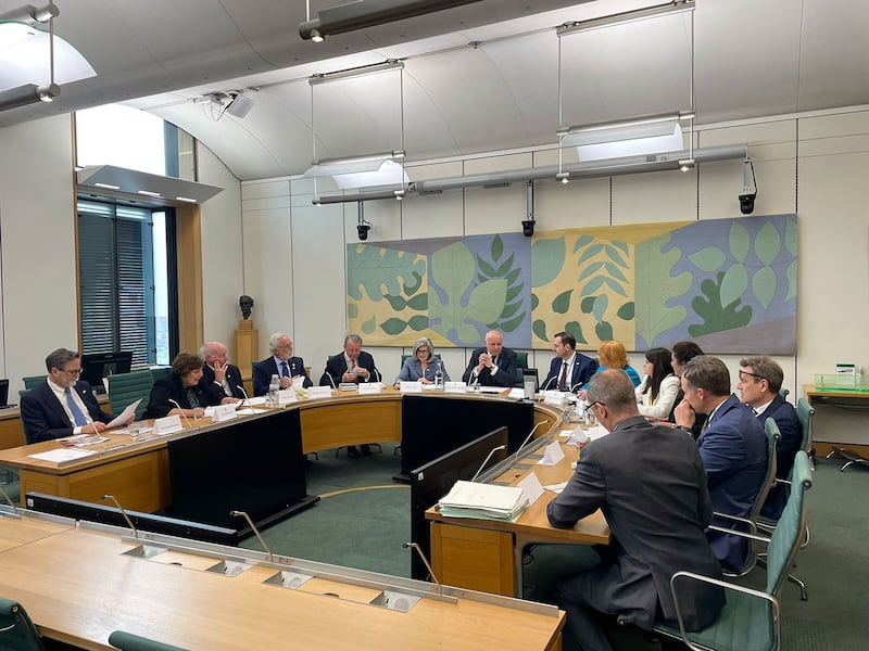 美国代表团团长加拉格尔(Mike Gallagher)表示,英美正共同面对中国的升级侵略,必须团结反击。 (吕熙摄)