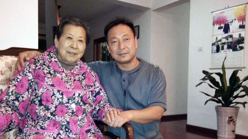 中国异议人士郭泉与母亲顾潇合影。(推特图片)