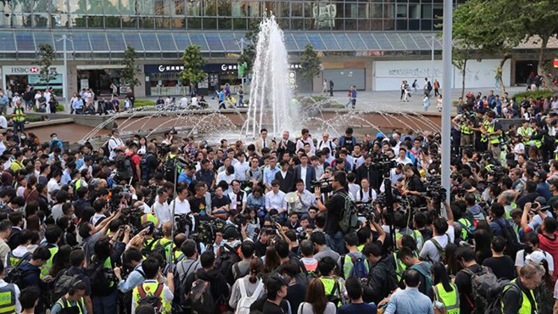 七十多名民主派区议会当选人周一到尖沙咀一个公园集会,声援留守理工大学的人士。(美联社)