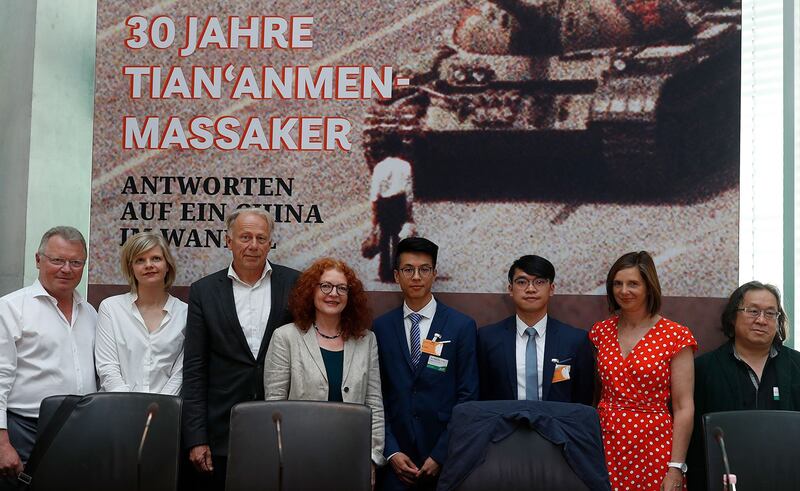 2019年6月4日,获德国难民庇护的2名“港独”组织成员黄台仰(左五)和李东升(右三)在在柏林国会大楼出席绿党举行的“六四”三十周年研讨会。(法新社)