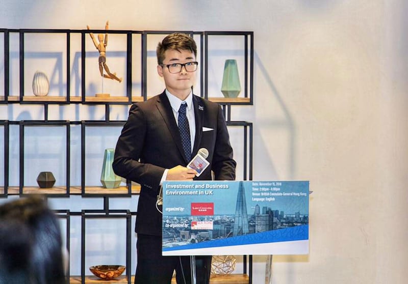 郑(Simon Cheng)在英国驻港总领事馆参与投资贸易政策简报会上。(图源:facebook/Cheng Man Kit)