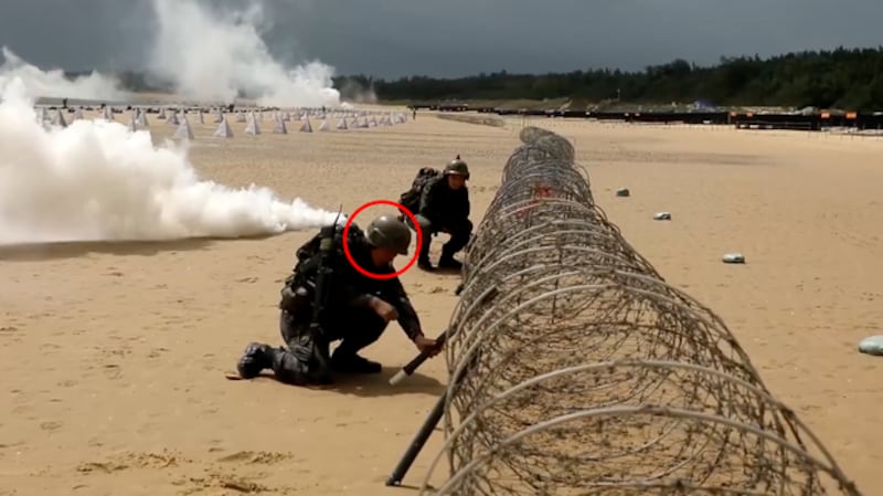 中国官方媒体播出的一段解放军近日在闽南进行抢滩登陆演练的视频(解放军报微博)