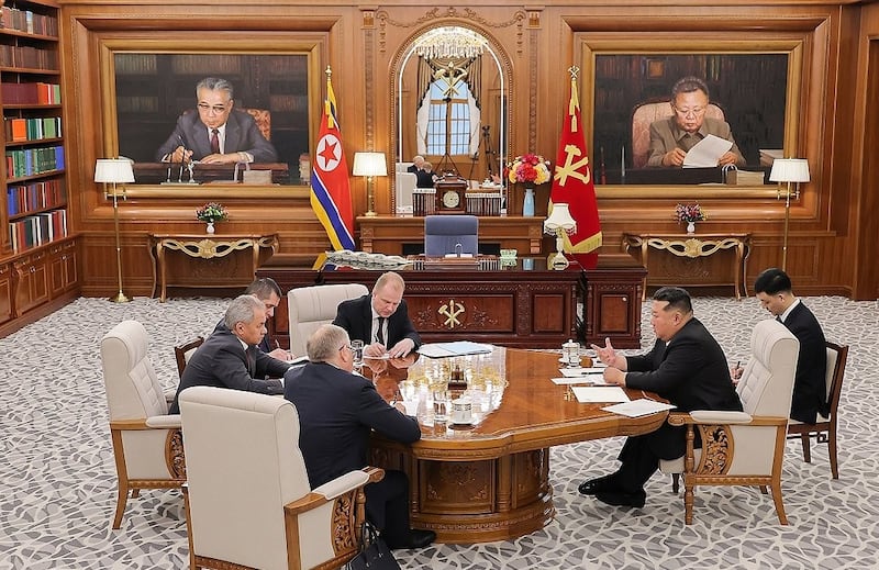 4일 김정은 총비서와 쇼이구 러시아 국가안보회의 서기는 김 총비서의 집무실에서 회담을 진행했다.