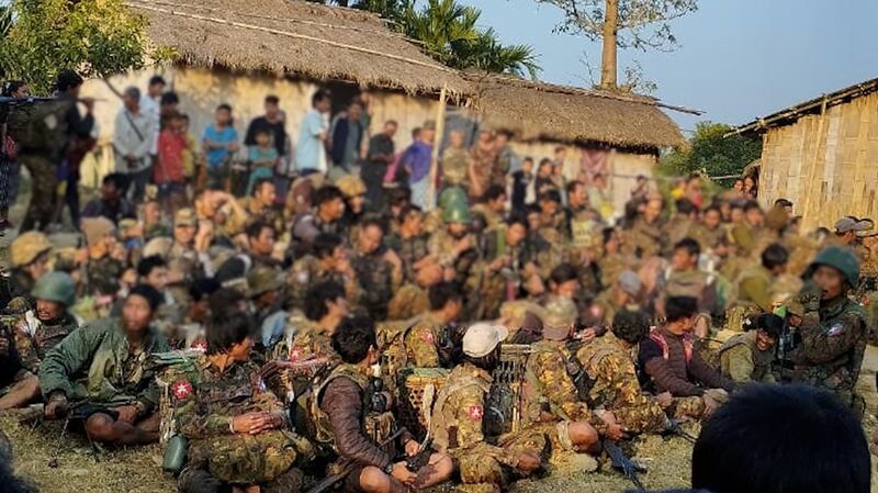 အိန္ဒိယနိုင်ငံဘက် ထွက်ပြေးခိုလှုံခဲ့သည့် စစ်ကောင်စီတပ်သားများအား ၂၀၂၄ ခုနှစ်၊ ဇန်နဝါရီ လ ၁၇ ရက်နေ့က တွေ့ရစဉ်။ (Photo: The Lawngtlai Post)