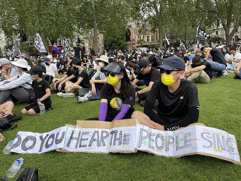 陈氏夫妇连续第三年和一对子女参与伦敦的612集会,希望以此让香港手足和不能发声的香港朋友知道,他们会一直坚持。 (吕熙摄)