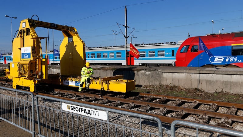 2017 年 11 月 28 日,塞尔维亚贝尔格莱德,一名工人正在等待布达佩斯和贝尔格莱德之间铁路线的重建仪式。 (美联社)