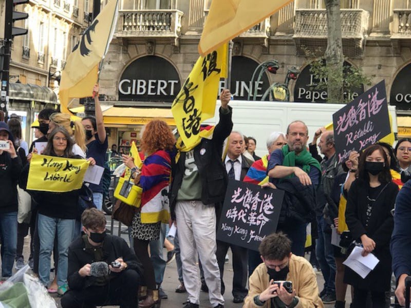 28号是香港雨伞运动争取真普选5周年纪念，持续4个月“反送中”抗争的香港人在全球举行各种集会活动反中共极权并纪念“佔中”，“居法港人撑香港”组织以及支持香港民主的各团体也在巴黎圣米歇尔广场上集会。（记者蔡凌）