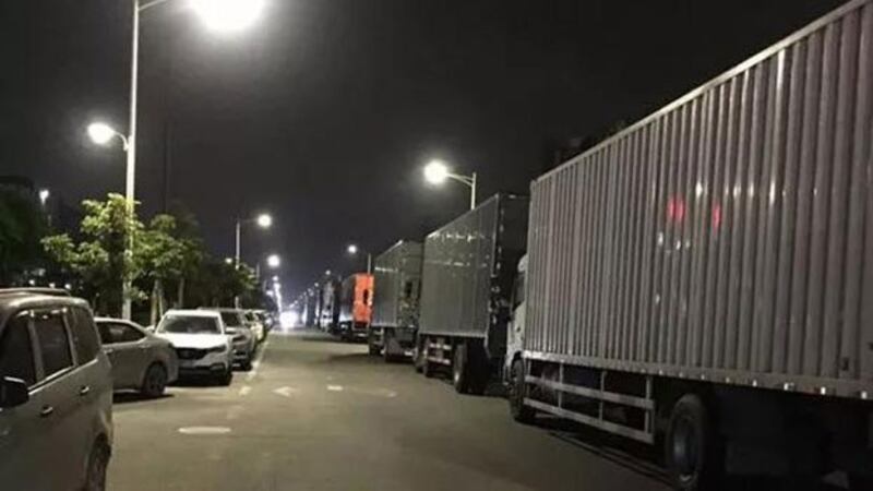 停泊在美资代工厂伟创力门口的空车。(网络图片)