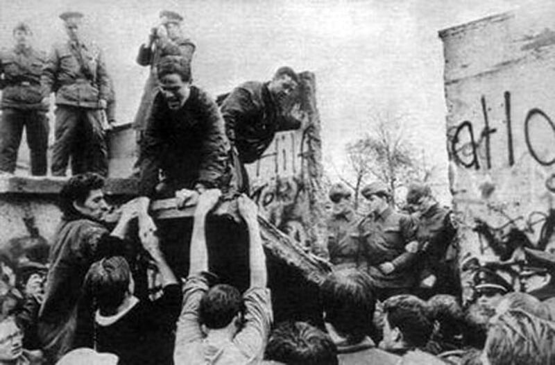 图片:1989年11月9日,德国的柏林墙被推倒。(档案照)