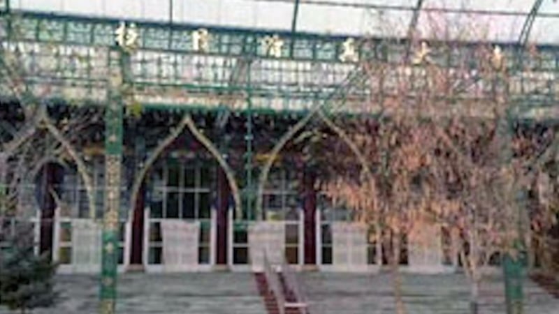 被关闭的化隆县甘都镇拉目村清真寺(志愿者提供)