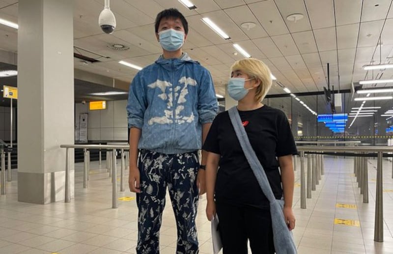 中国异议青年王靖渝(左)与未婚妻吴欢当地时间2021年7月19日在荷兰阿姆斯特丹国际机场(对华援助协会特别营救小组)