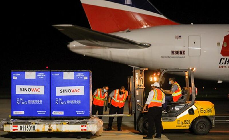 中国制造的一箱COVID-19 疫苗2021年5月18日运抵萨尔瓦多 (美联社)