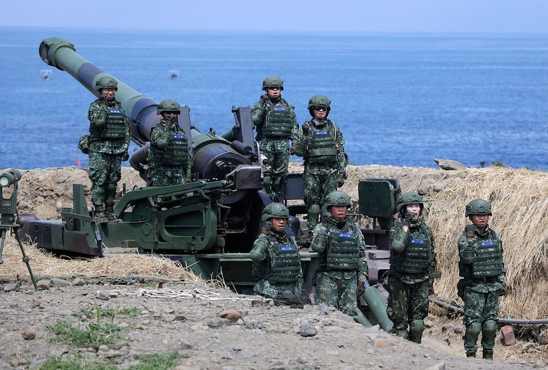 2019年5月30日,台湾炮兵大队第一队在屏东进行汉光军事演习。(美联社)