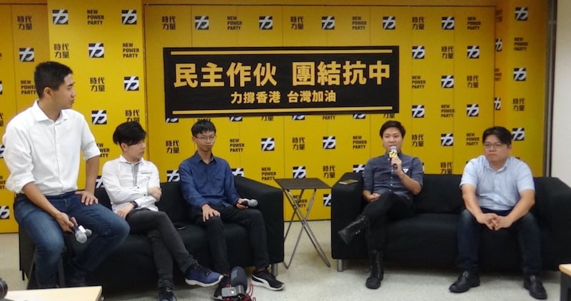 时代力量党主席邱显智(右一)、港青陈家驹(右二)、钟翰林(中)、吕俊贤(左二),19号在台北时代力量党部对谈。(记者夏小华摄)