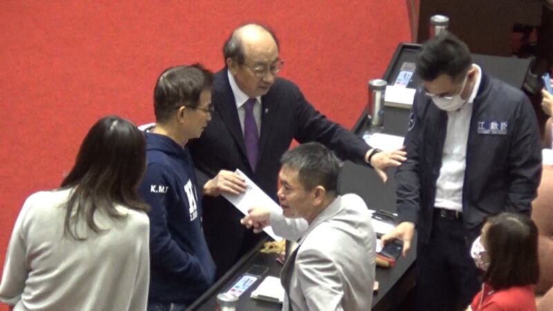 蓝绿立委无异议通过台美复交案。(记者夏小华摄)