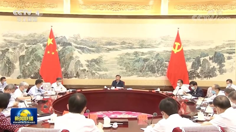 2020年7月30日,中共中央政治局召开会议,会议表示,当前经济形势仍然复杂严峻,不稳定、不确定较大,中国遇到的很多问题是中长期的,必须从持久战的角度加以认识。(视频截图)